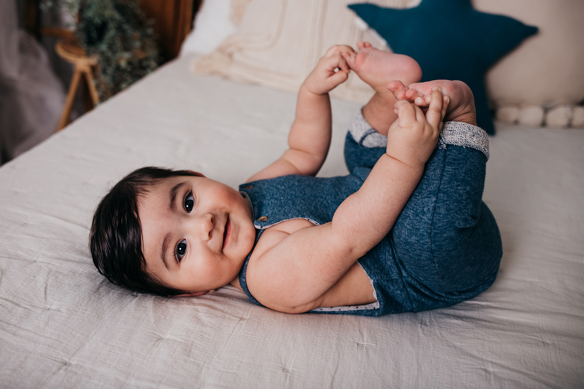 barnfotografering med bebisfoto i studio vid 6 månader