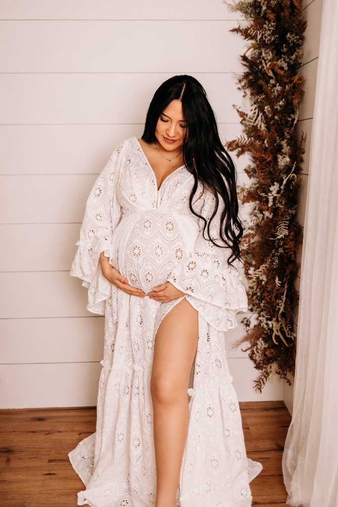 gravidklänning och gravidkläder för gravidbilder bokade i bohemisk studio i västerås för en gravidfotografering