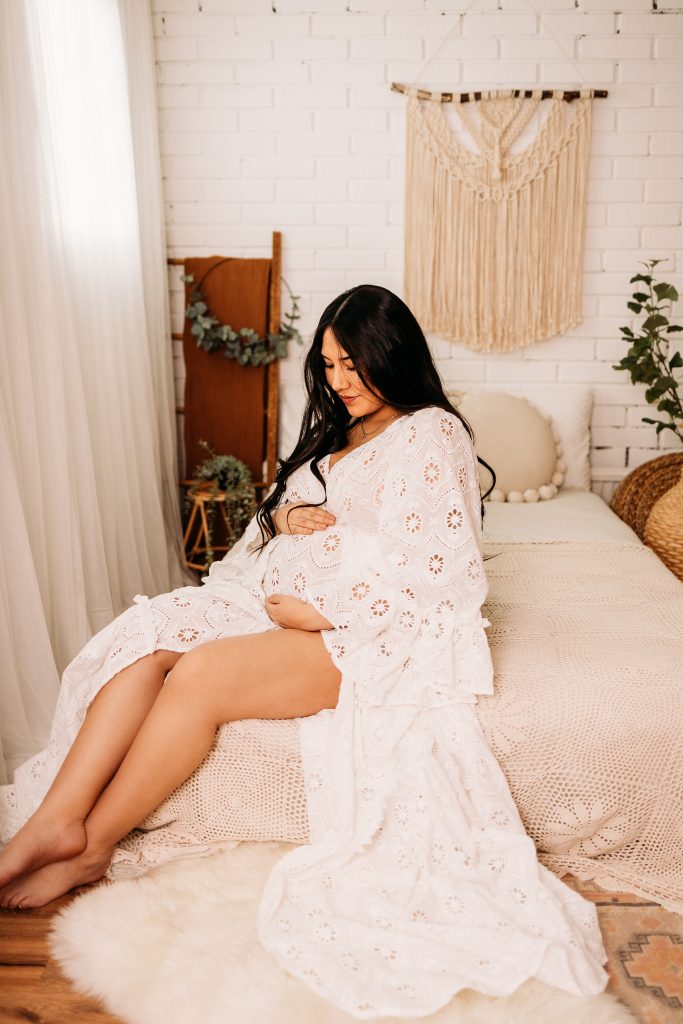 gravidklänning och gravidkläder för gravidbilder bokade i bohemisk studio i västerås för en gravidfotografering