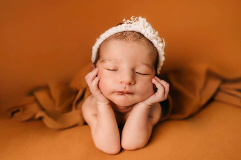bohemisk nyföddfotografering med fotograf i västerås