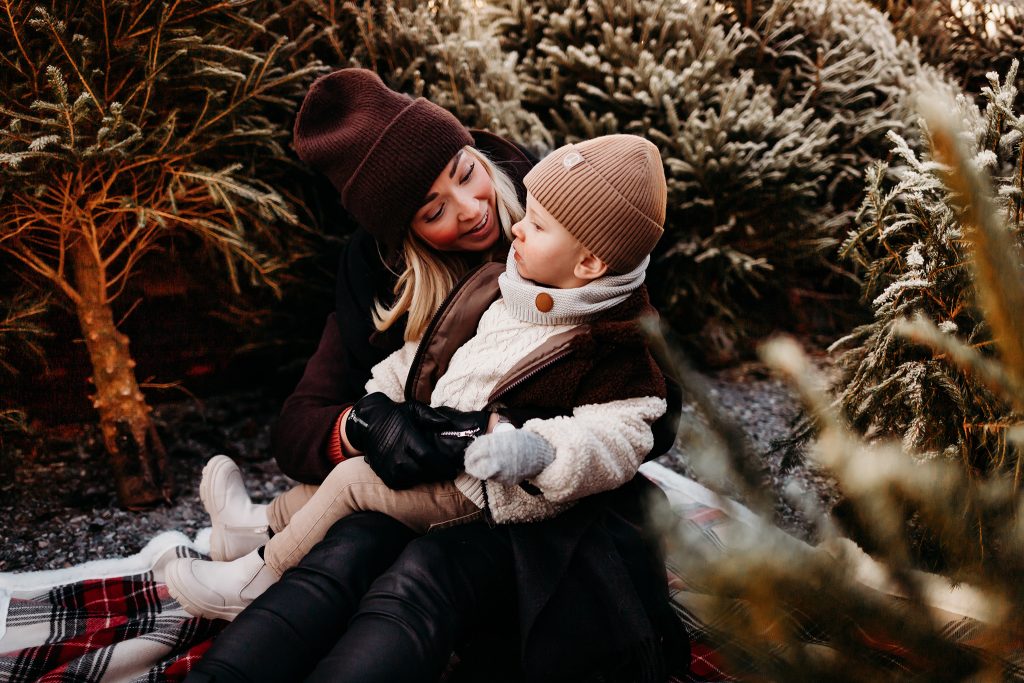 julfotografering bland alla vackra julgran på Gäddeholms Trädgård