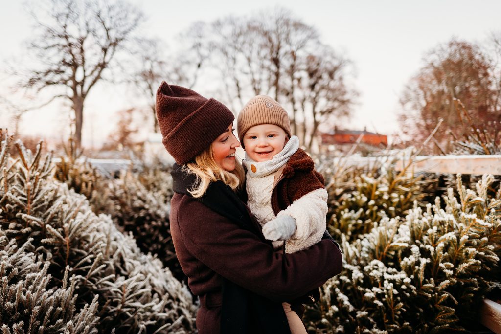 julfotografering bland alla vackra julgran på Gäddeholms Trädgård