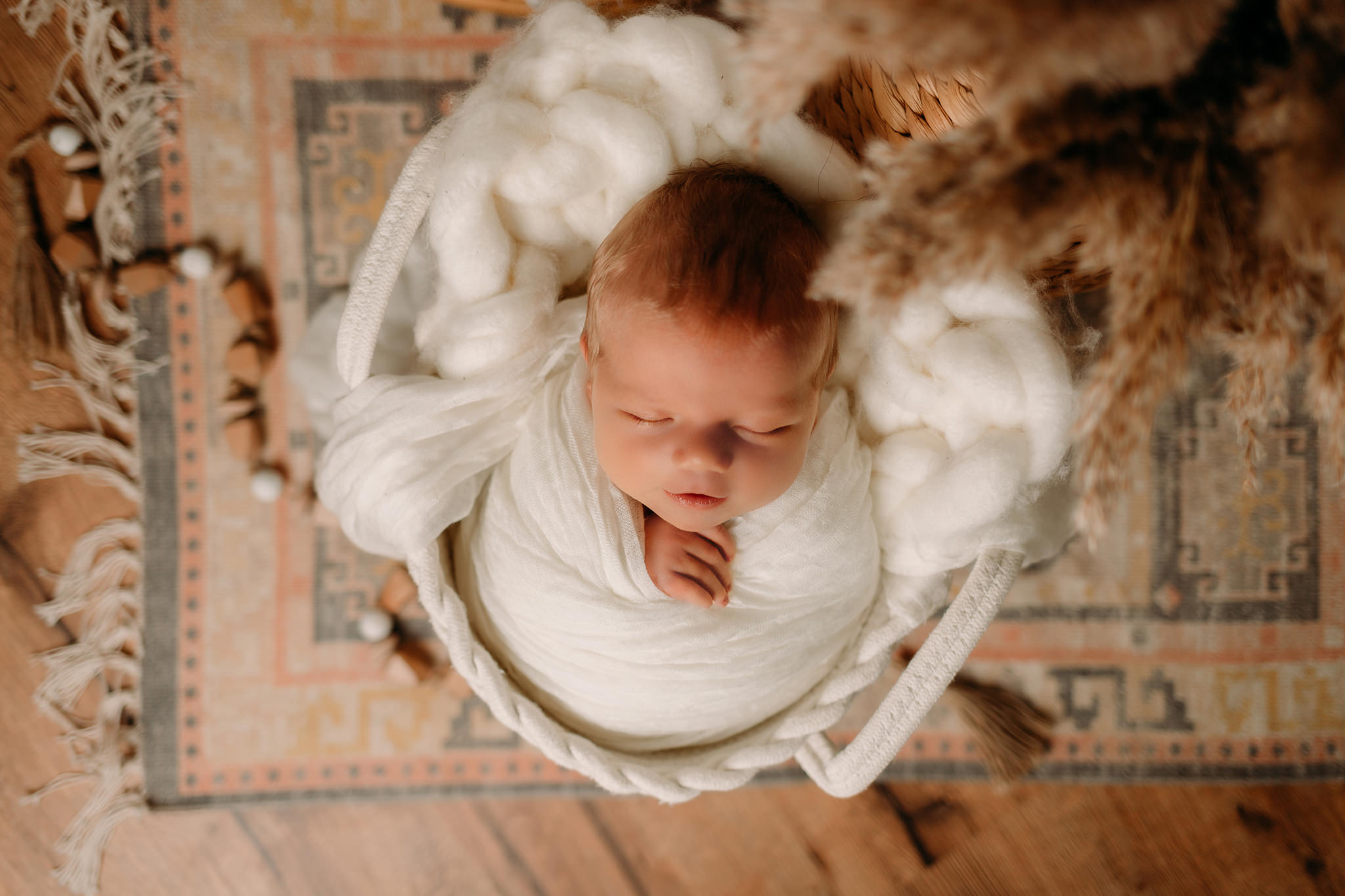 Klassiskt nyföddfotografering västerås i naturvit