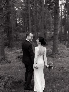 Jag har varit tyst här ett tag (igen).
⠀⠀⠀⠀⠀⠀⠀⠀⠀
Inte för att jag slutat fotografera.

Utan för att livet ser annorlunda ut än det gjorde innan.
Ett heltidsjobb. Mindre marginaler. Mindre utrymme för att “visa upp”.
⠀⠀⠀⠀⠀⠀⠀⠀⠀
Men fortfarande samma behov av att skapa — när det finns plats.
⠀⠀⠀⠀⠀⠀⠀⠀⠀
Den här bilden är från ett bröllop. Inget stort ögonblick. Bara två personer som står stilla tillsammans i kärleken.
⠀⠀⠀⠀⠀⠀⠀⠀⠀
Kanske är det så det här kontot får vara nu också.
⠀⠀⠀⠀⠀⠀⠀⠀⠀
Inte högljutt. Inte konstant.

Bara ärligt.
⠀⠀⠀⠀⠀⠀⠀⠀⠀
Tack för att ni finns kvar här, även när det är lite tystare mellan varven. Det betyder massor. 🤎 
⠀⠀⠀⠀⠀⠀⠀⠀⠀
⠀⠀⠀⠀⠀⠀⠀⠀⠀
#fotografvästerås #västeråsfotograf #västeråscity #västmanland #bröllopsfoto