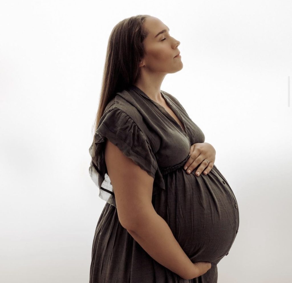 gravidklänningar för gravidbilder bokade i bohemisk studio i västerås för en gravidfotografering