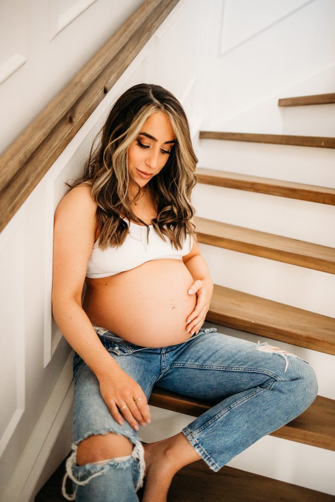 gravidfotografering hemma och utomhus med vit gravidklänning