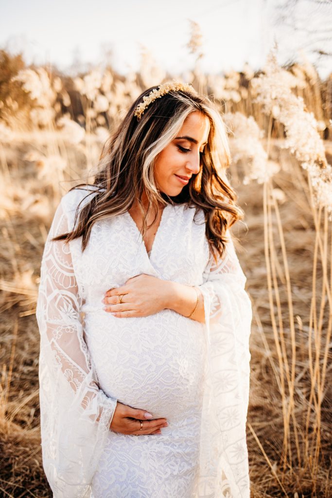 gravidfotografering hemma och utomhus med vit gravidklänning