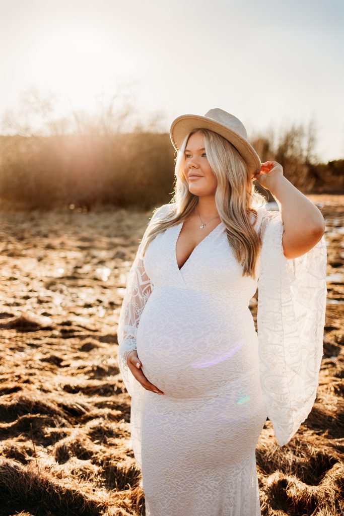 gravidfotografering västerås, gravid i vecka 37 med en vacker vit gravidklänning