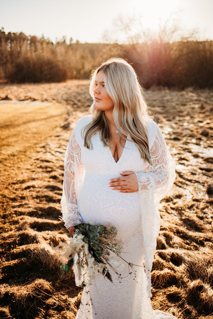 gravidfotografering västerås, gravid i vecka 37 med en vacker vit gravidklänning