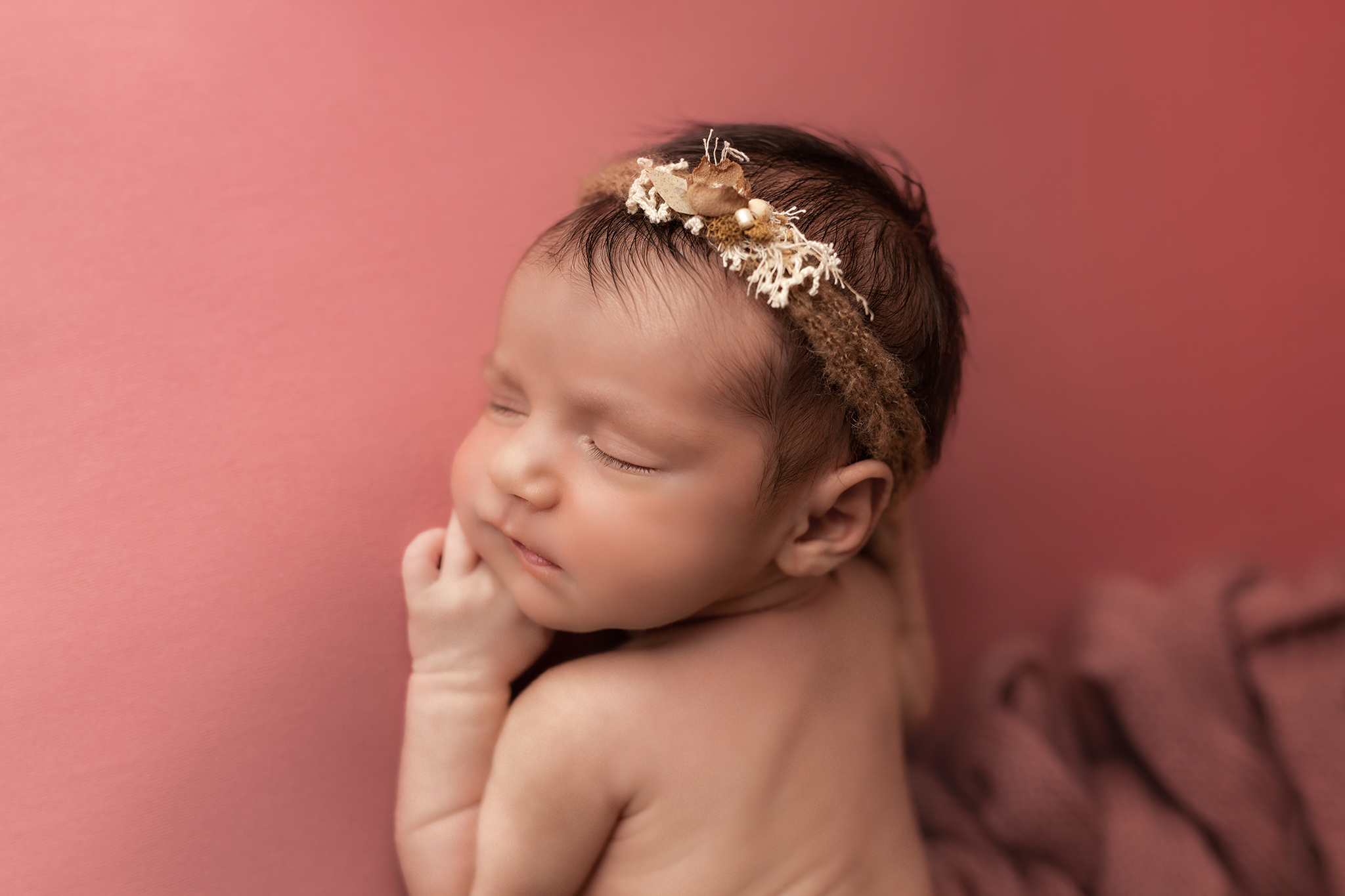 nyföddfotografering västerås med fina toner i rosa och beigt
