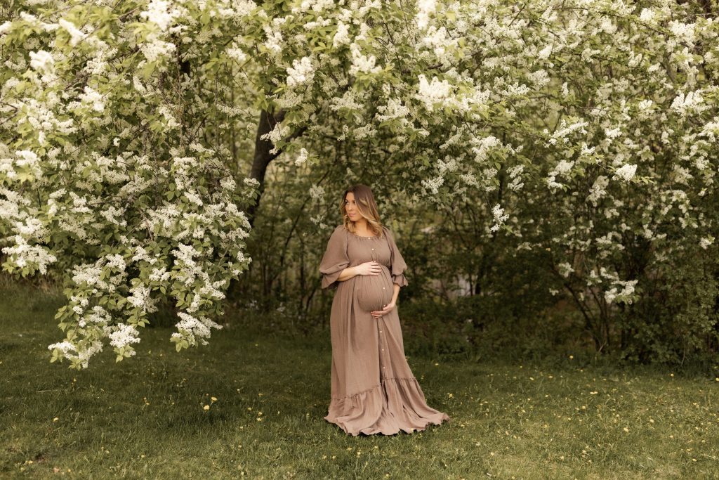 gravidfotografering västerås i studio och utomhus med magiska gravidklänningar