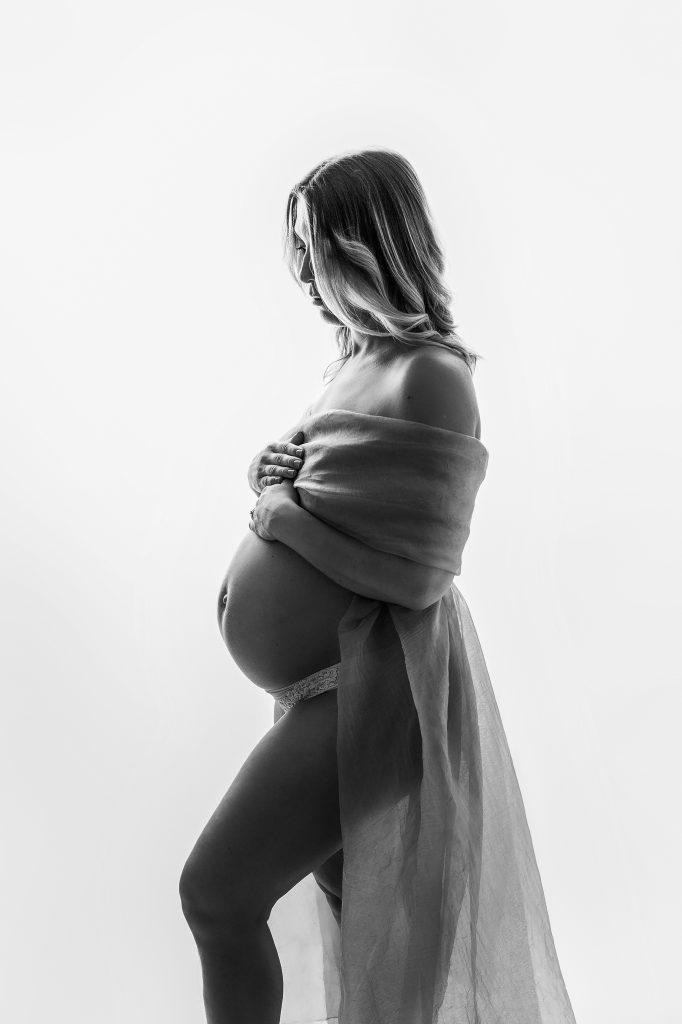 gravidfotografering västerås i studio och utomhus med magiska gravidklänningar