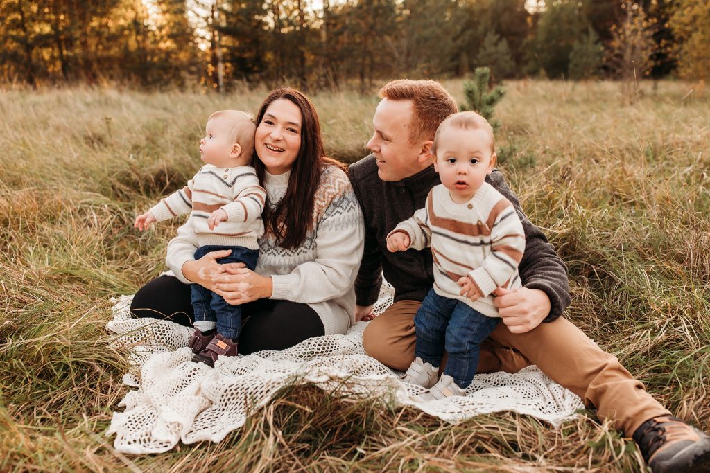 familjefoto med två barn på hösten bland löven