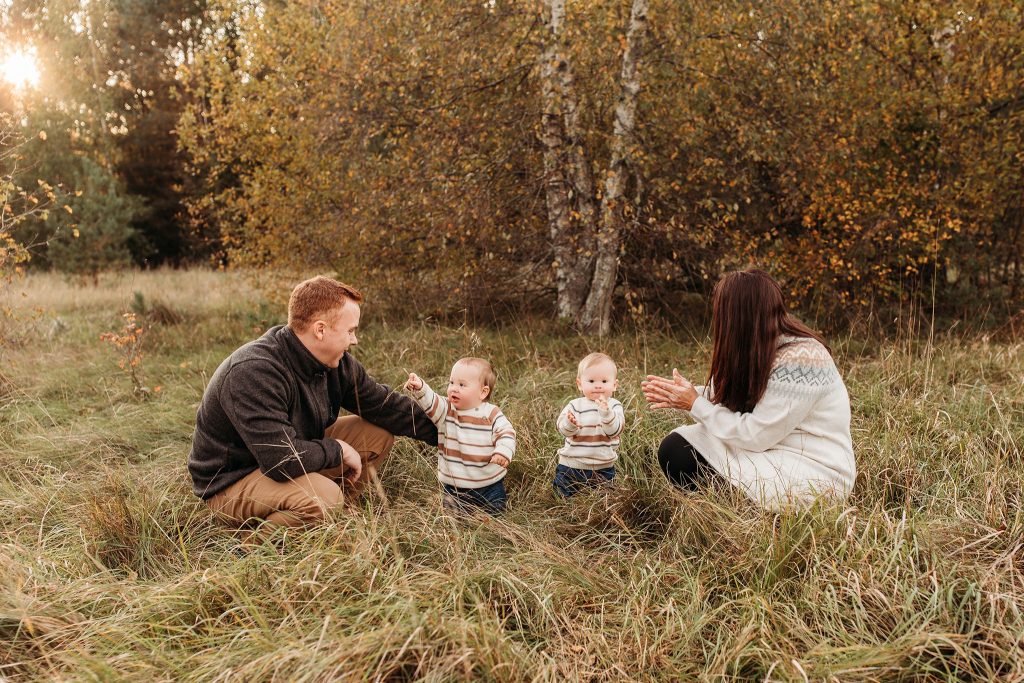 familjefoto med två barn på hösten bland löven