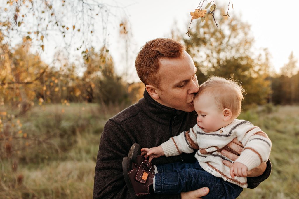 familjefoto med två barn på hösten bland löven