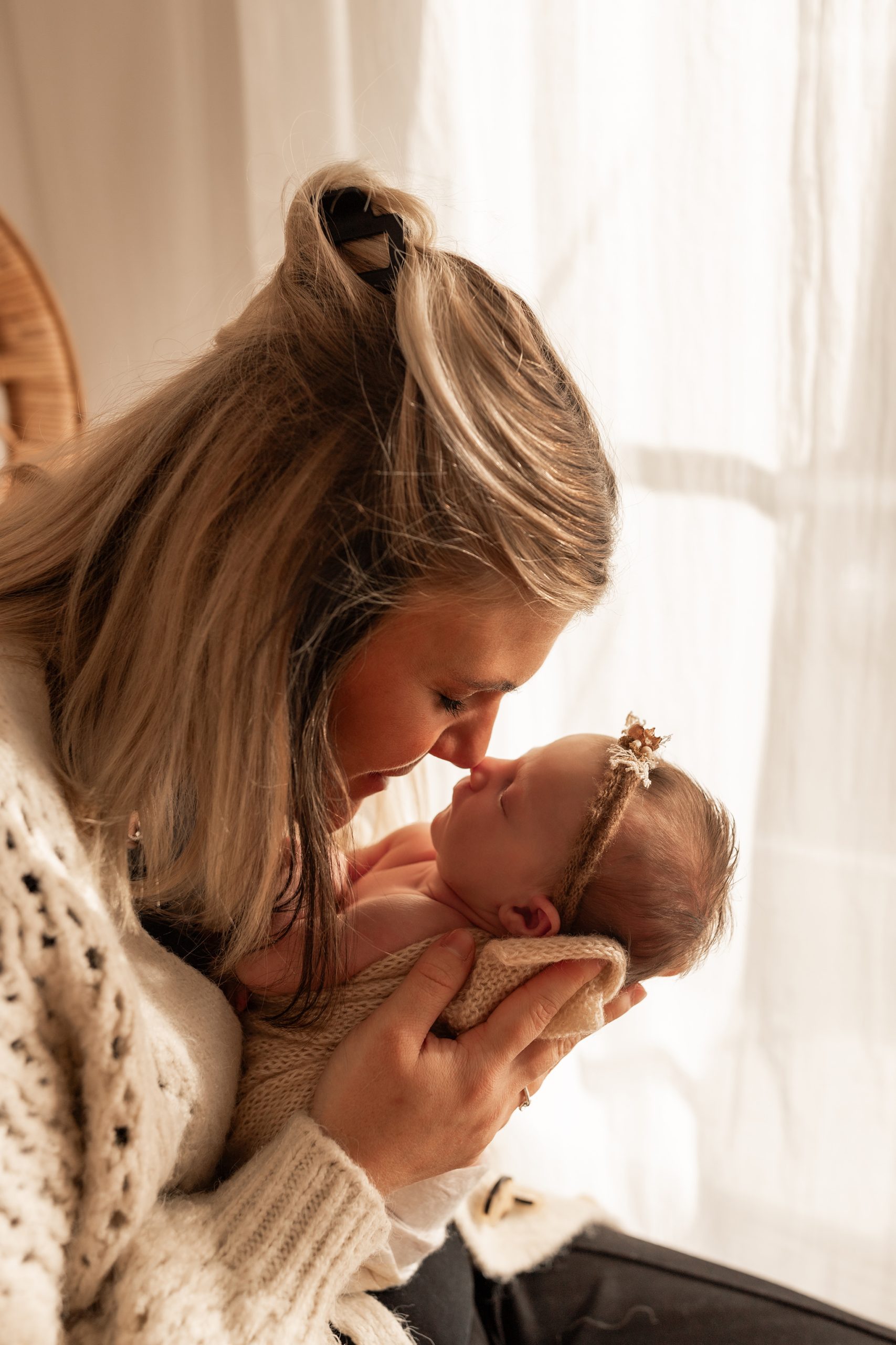 nyföddfotografering i västerås med mamma pussandes