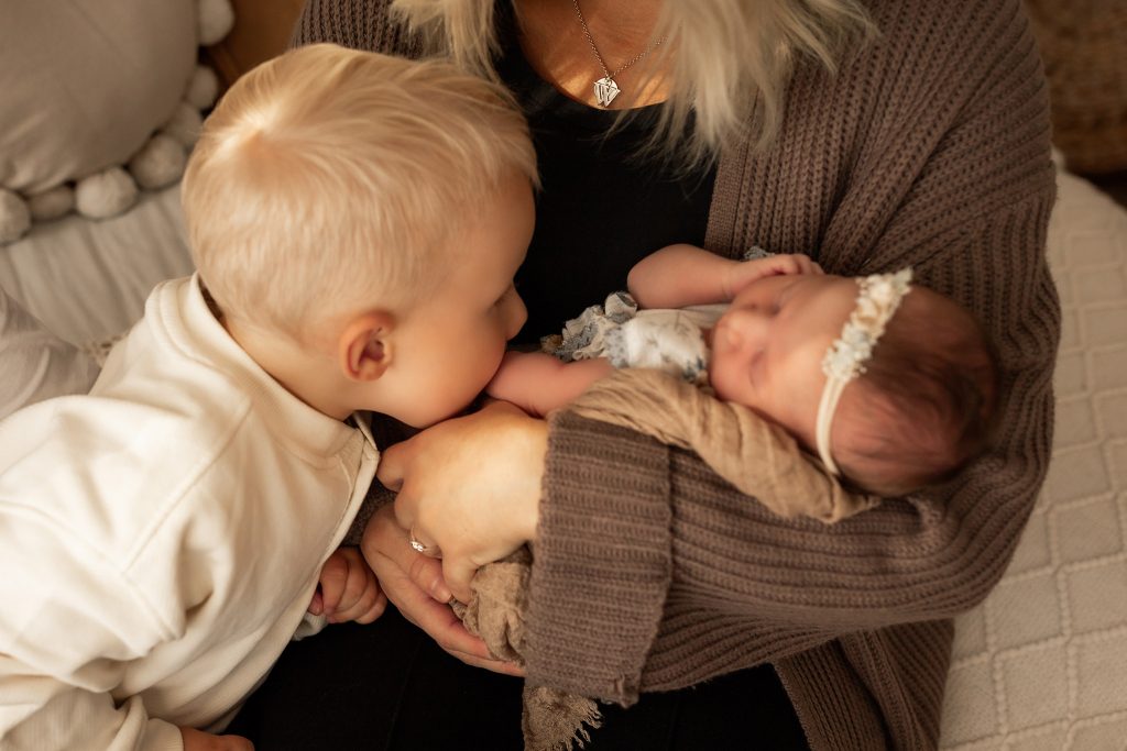 nyföddfotografering i västerås men familjebilder