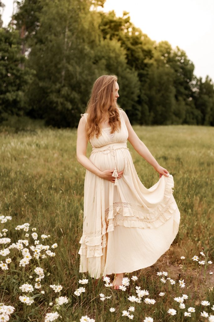Gravidfotografering i studio och gravidbilder utomhus med vackra gravidkläningar