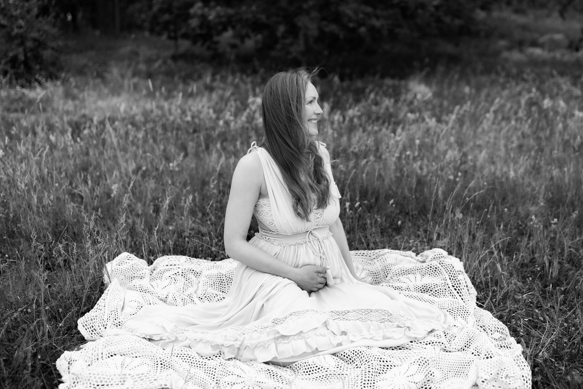 Gravidfotografering i studio och gravidbilder utomhus med vackra gravidkläningar
