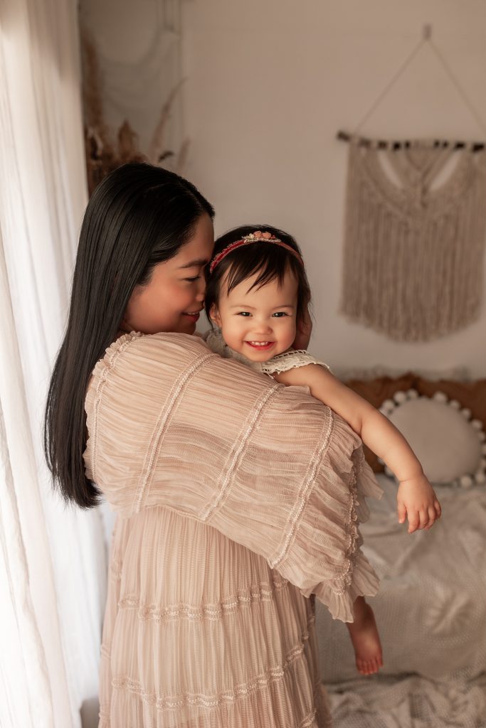 barnfotografering i studio med familjebilder