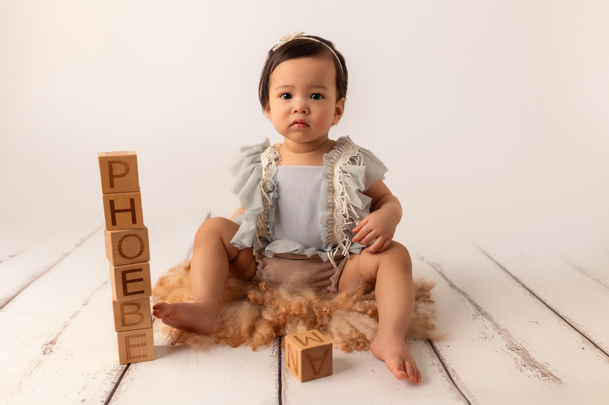 barnfotografering i studio med familjebilder