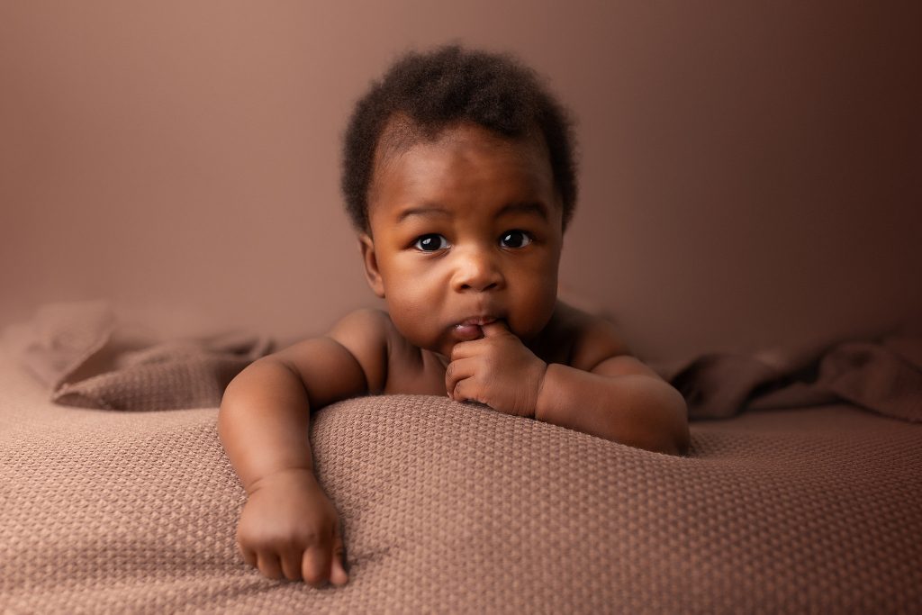 familjefotografering med bebisbilder i studio västerås