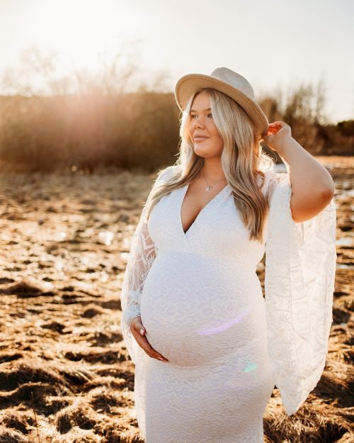 gravidfotografering västerås, gravid i vecka 37 med en vacker vit gravidklänning