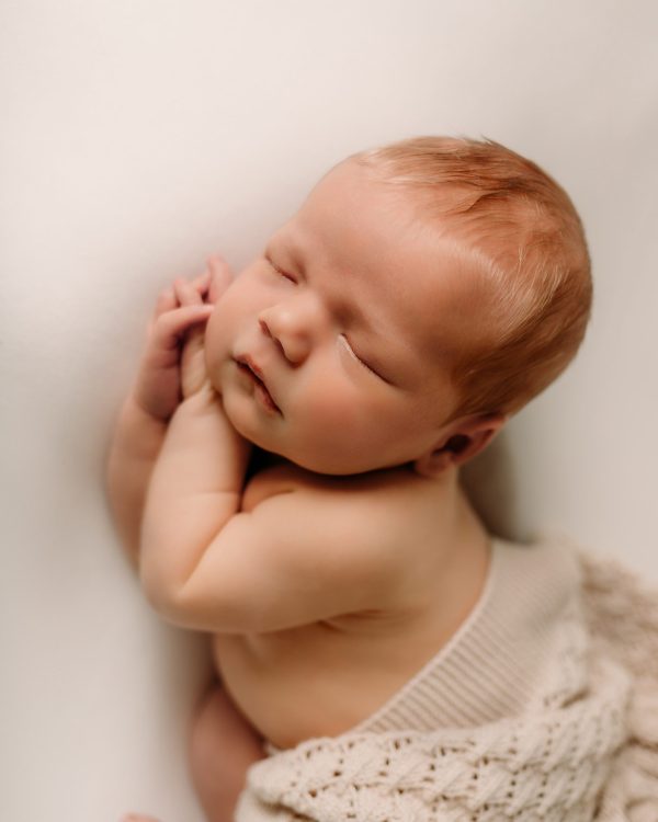 stilren och enkel nyföddfotografering med fotograf i västerås