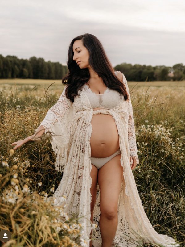 gravidklänningar för gravidbilder bokade i bohemisk studio i västerås för en gravidfotografering