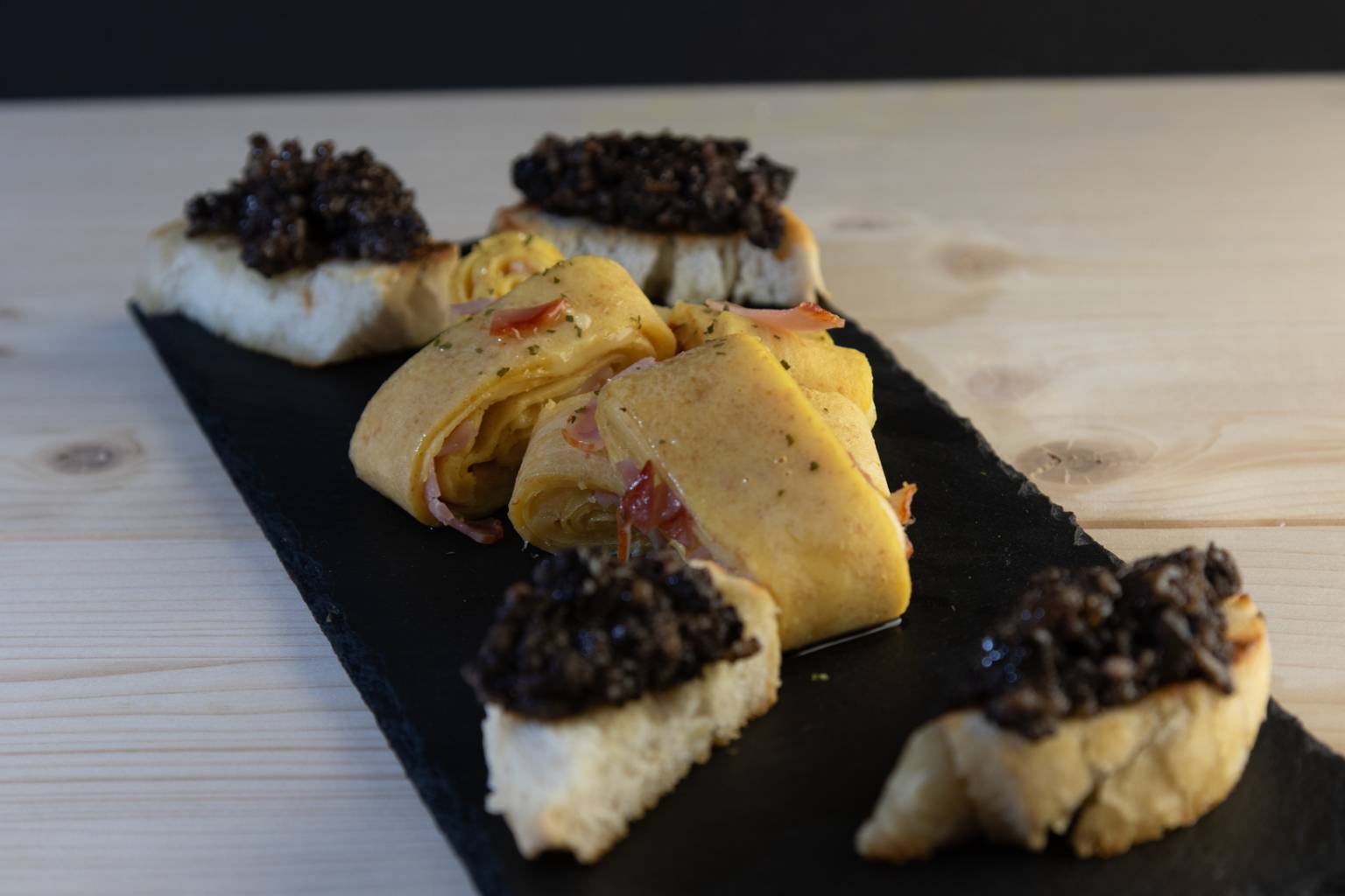 Rollitos-de-tortilla-rellena-y-tostas-de-morcilla