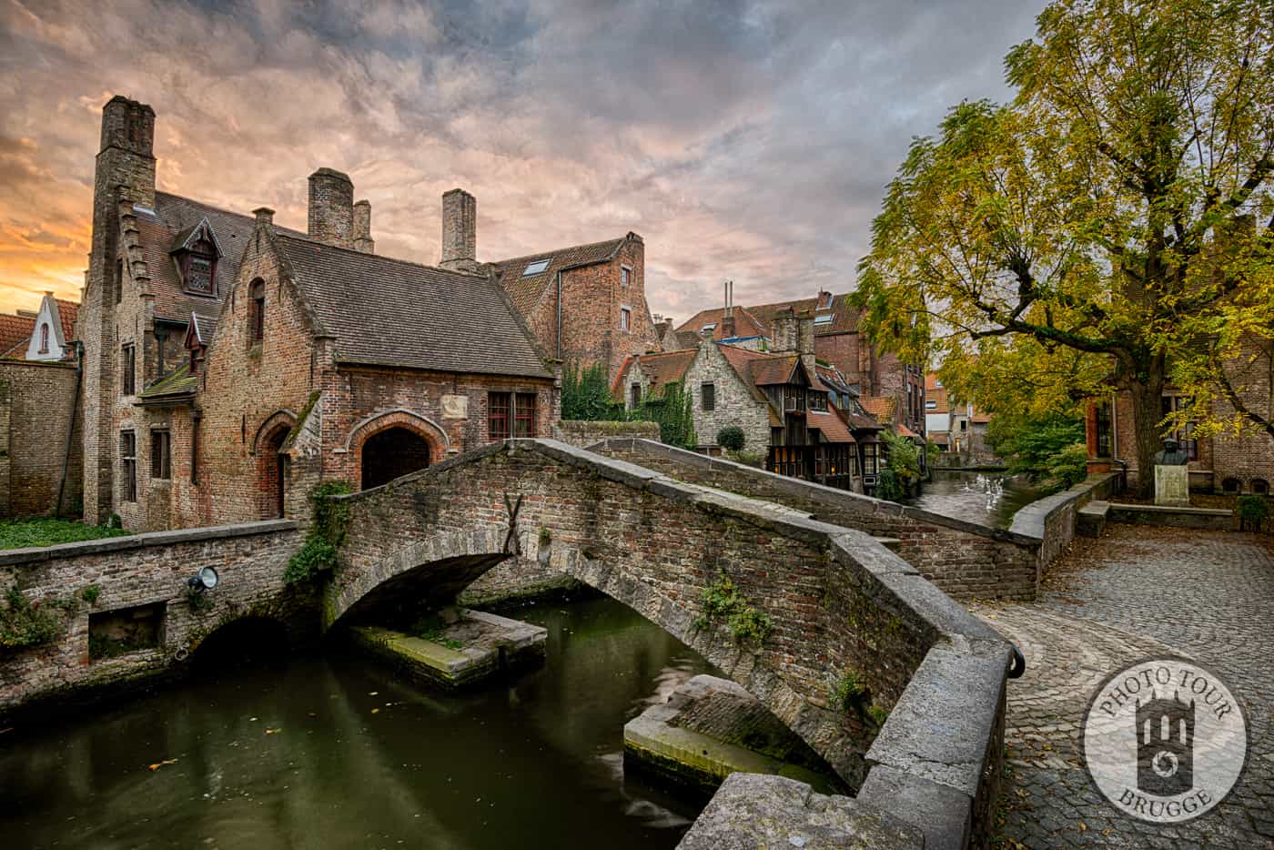 The Bonaficus bridge (smallest bridge in Bruges Belgium) at sunrise in spring. Photo by Photo Tour Brugge.