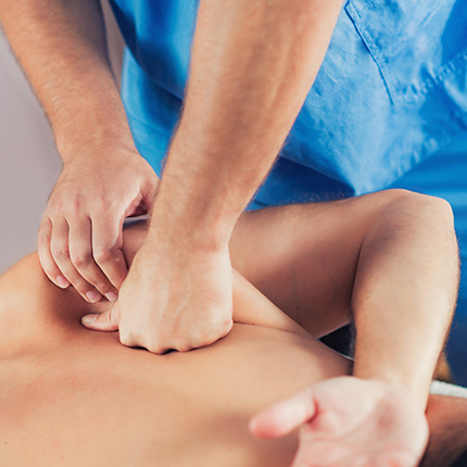Triggerpunkttherapie Therapieanwendung Physiotherapie Praxis Kreuzlingen Philipp Breitkopf Triggerpunkttherapie Therapieanwendung Physiotherapeut massiert Schulterblatt vom Patient