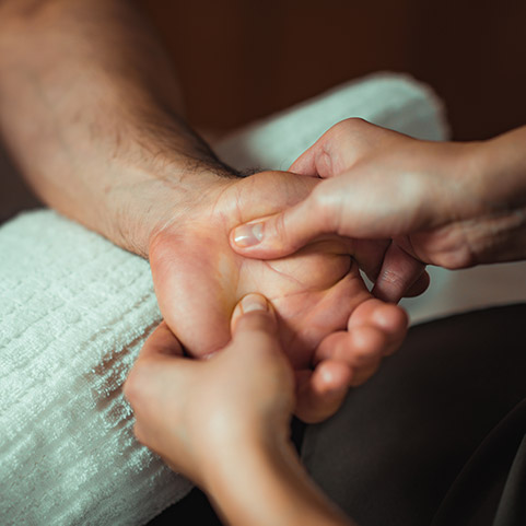 Neurologische Physiotherapie Therapieanwendung Physiotherapie Praxis Kreuzlingen Philipp Breitkopf Neurologische Physiotherapie Therapieanwendung Physiotherapeut massiert Hand vom Patient