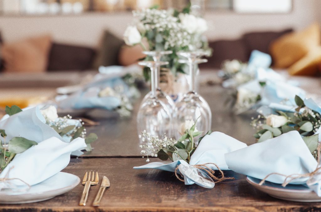 barnedåbs fotografering smukt dækket bord