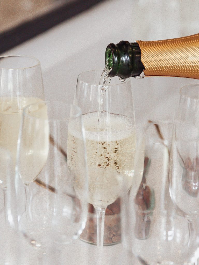 champagne hældes op i glas