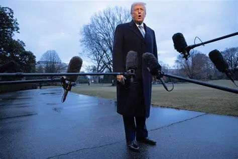 Trump haalt uit naar journalisten en weigert vragen in het Witte Huis