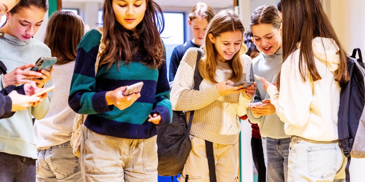 Jong en online: wie beschermt jongeren tegen sociale media?