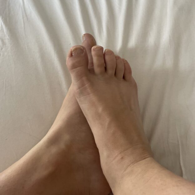 Feet of sportswoman