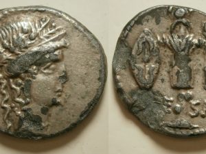 Julius Caesar AR Denarius -CAESAR- 48 BC