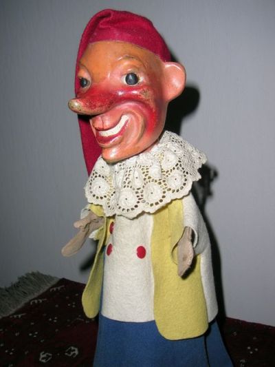 De "Kasper"-figuur die M.A.J. Hoste gebruikte. Deze pop is duidelijk afkomstig van de reeks handpoppen die Harro Siegel maakte en die verkocht werden tijdens de tweede wereldoorlog. Hoste kreeg de pop van iemand ten geschenke en heeft ze zeer veel gebruikt.