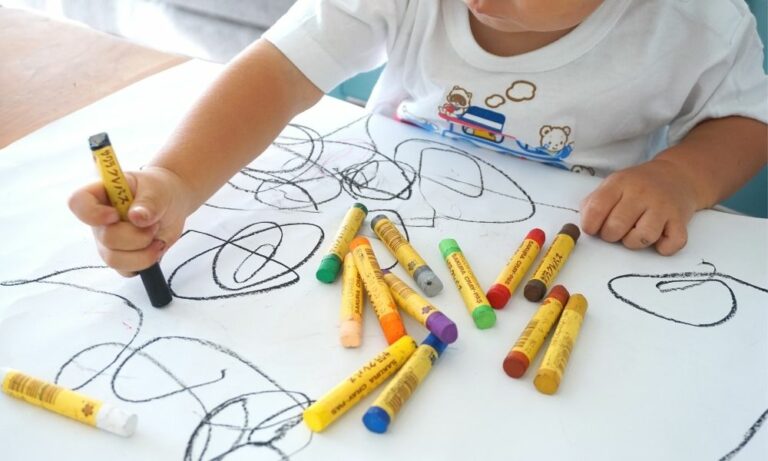 Barn som ritar med kritor