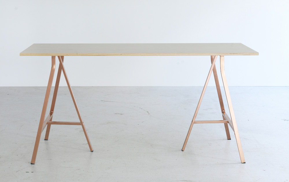 BRÅKIG - die neue, limitierte Kollektion von Ikea - Schreibtisch mit Kupferbeinen