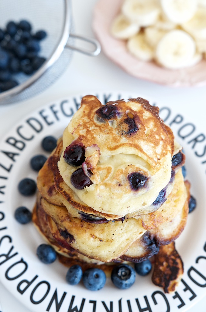 Blaubeer-Joghurt-Pancakes mit Vanille-Schmand | Pinkepank (20)