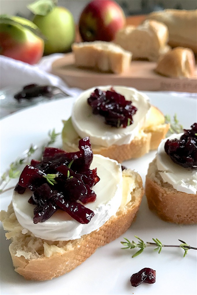 Rezept für Zwiebelkonfitüre - Herbst auf’s Ziegenkäse-Apfel-Brot