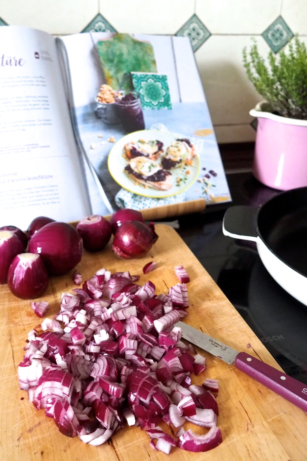 Rezept für Zwiebelkonfitüre - Herbst auf’s Ziegenkäse-Apfel-Brot