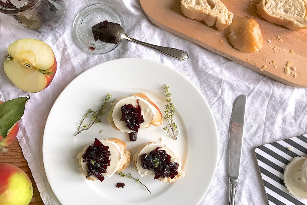 Rezept für Zwiebelkonfitüre - Herbst auf’s Ziegenkäse-Apfel-Brot