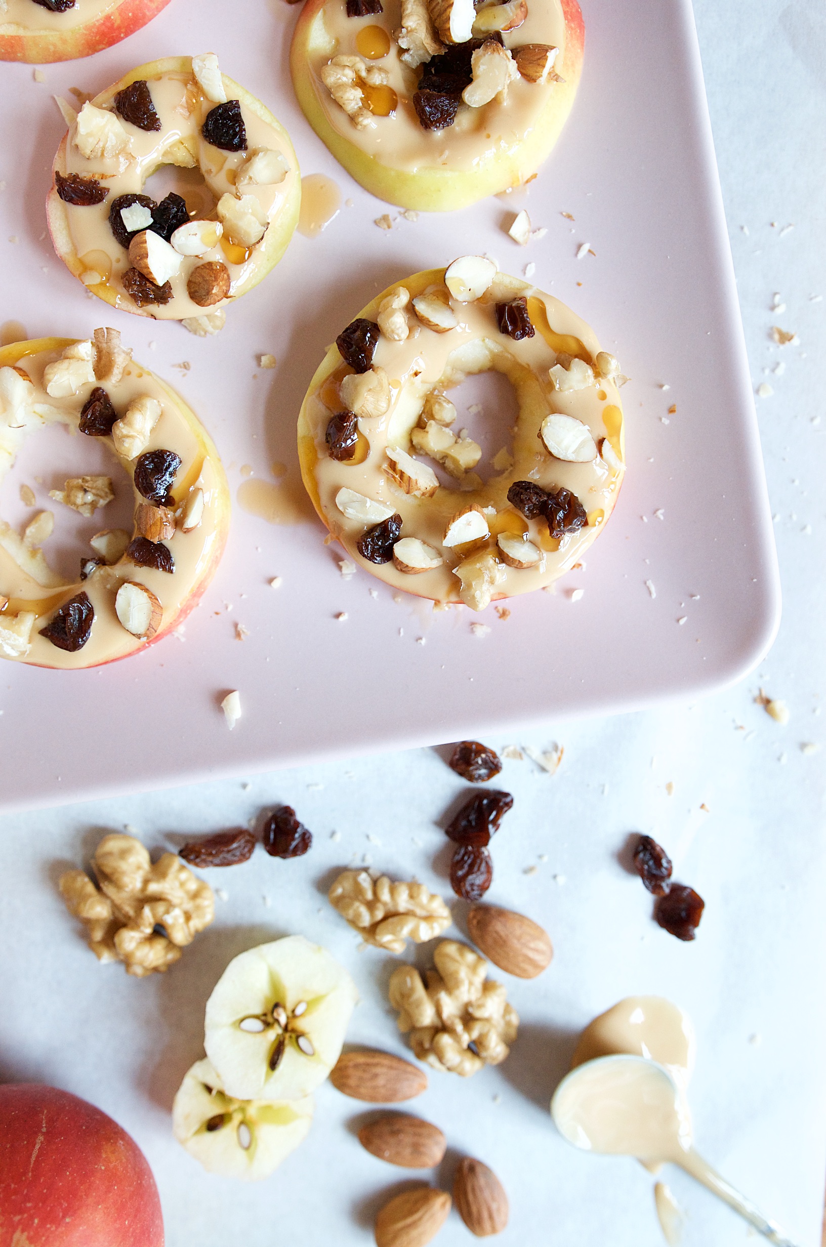 Gesund und lecker - Apfelring Snack für Kinder mit Erdnussmus und Knuspertopping