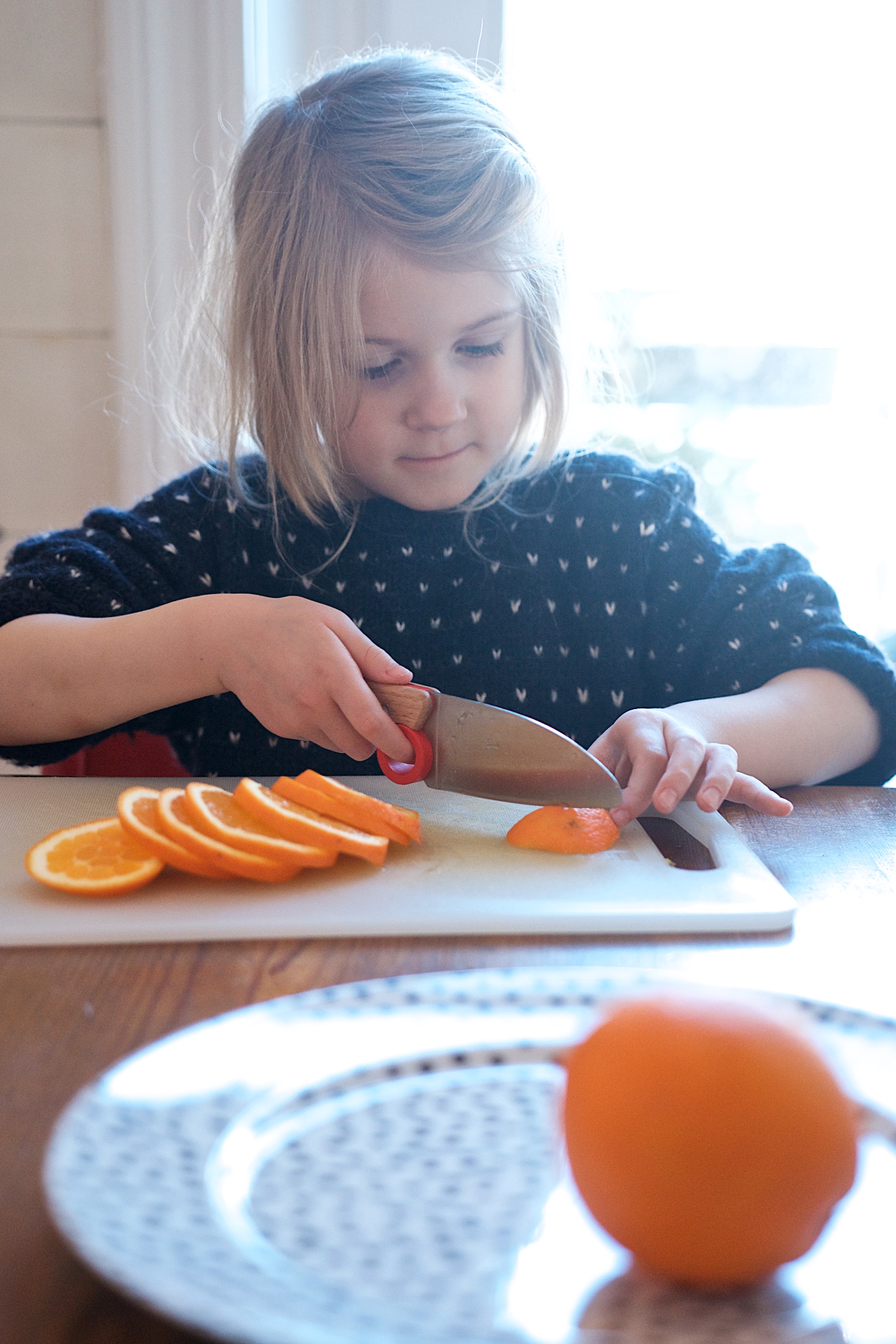 Weihnachts-DIY mit Kindern- Girlande aus getrockneten Orangenscheiben