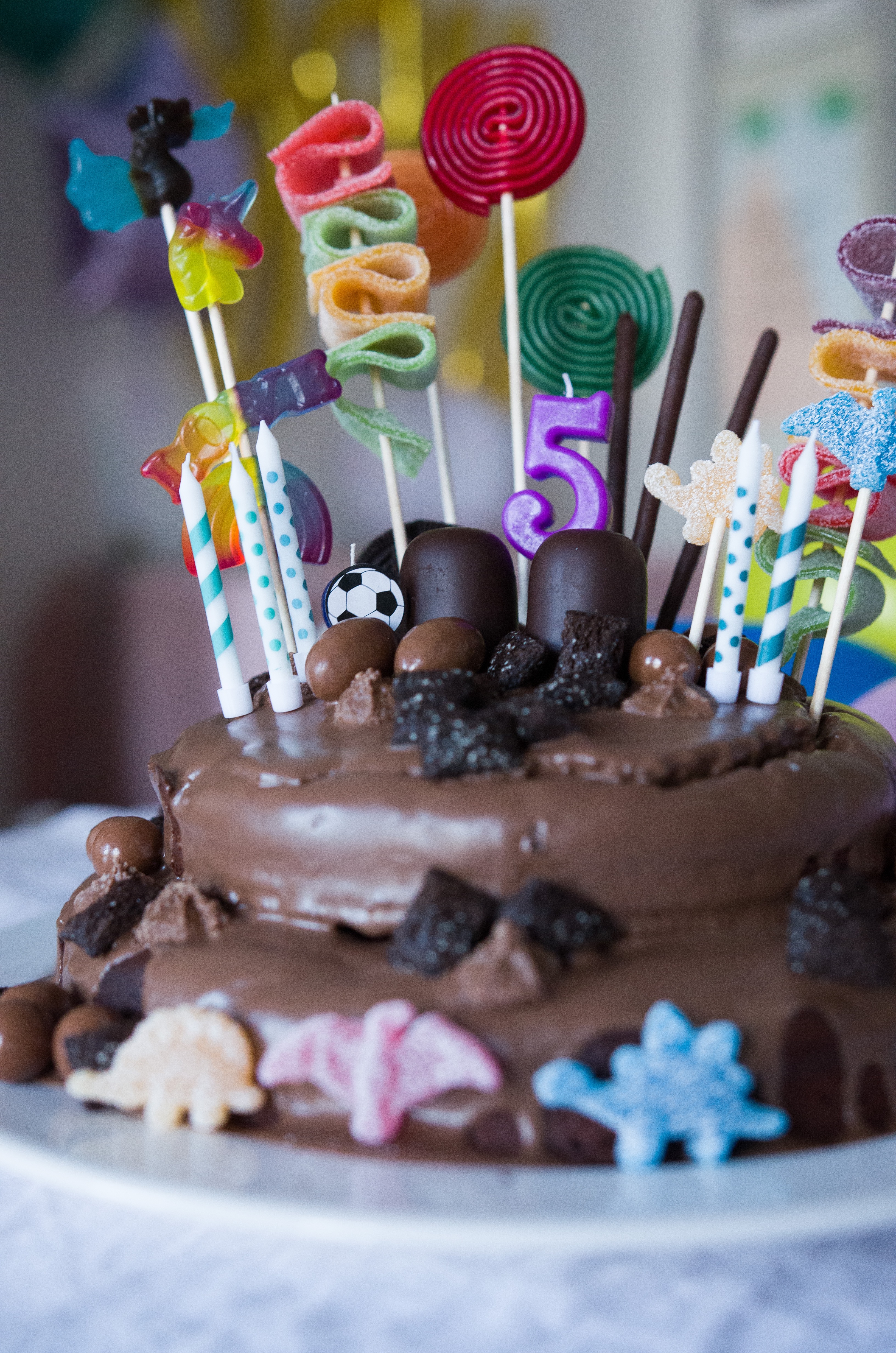 Schoko-Schock oder Schoko-Traum? Saftigster Schokokuchen als Basis für Candy Cake Geburtstagskuchen