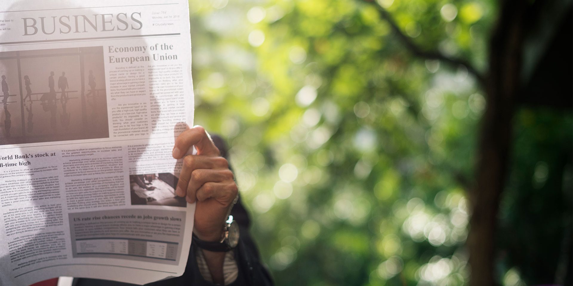 Läsa tidning ute Pixelsara